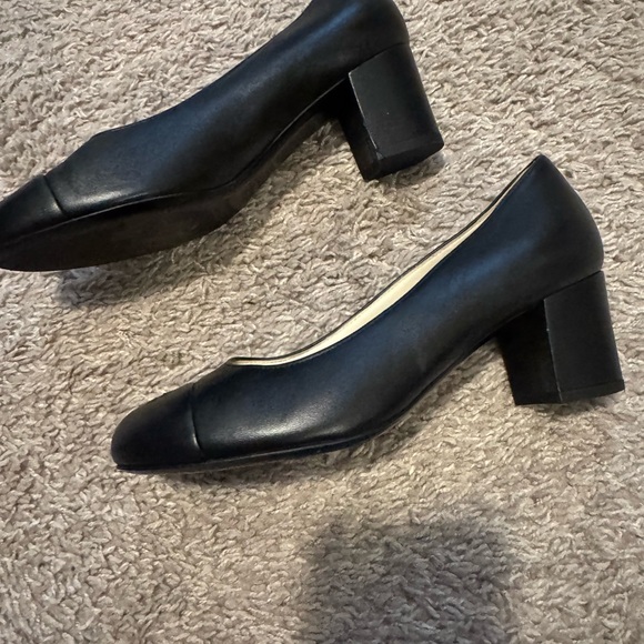 Chanel uniform heels - Picture 2 of 8